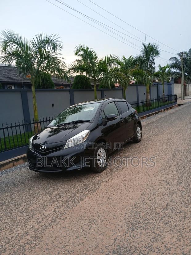 Toyota Vitz 1.3 AWD 5dr 2013 Black · Photo 2