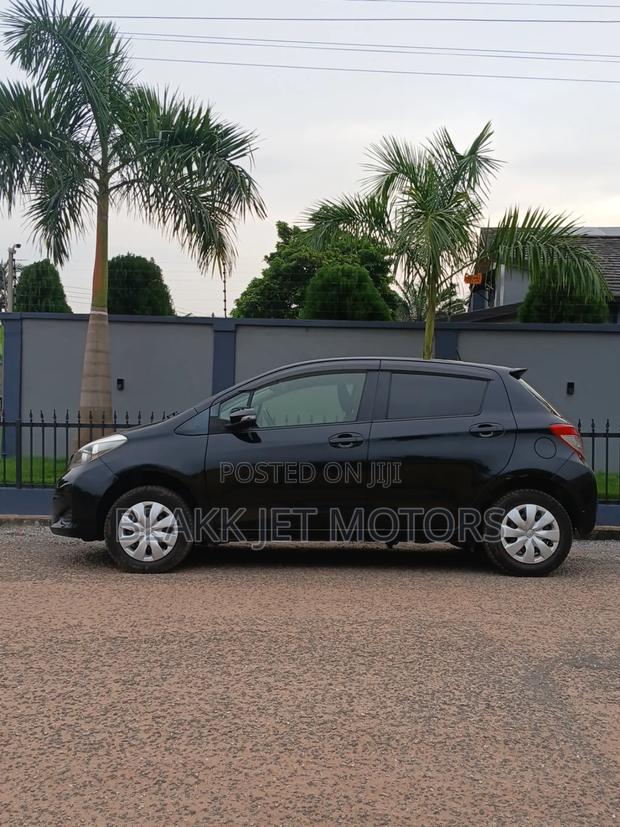 Toyota Vitz 1.3 AWD 5dr 2013 Black · Photo 3
