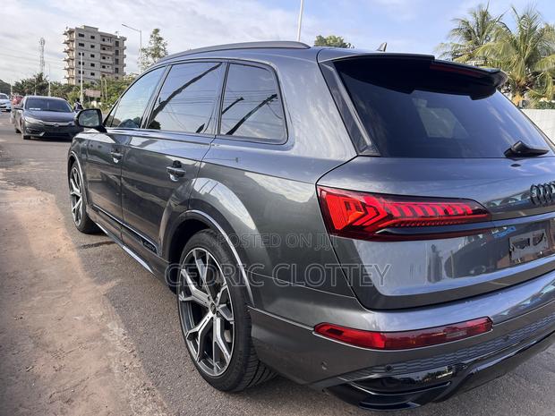 Audi Q7 2024 Gray