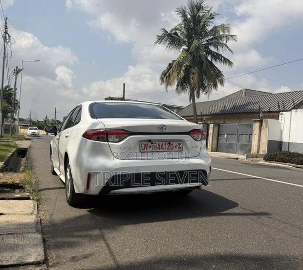 Toyota Corolla LE 2021 White