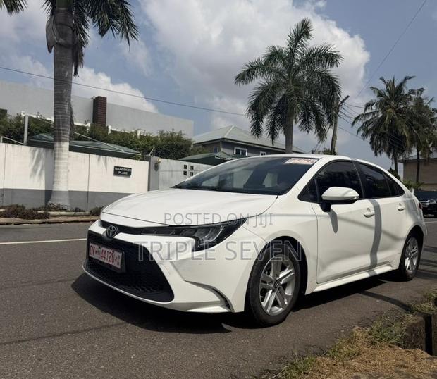 Toyota Corolla LE 2021 White
