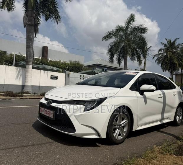 Toyota Corolla LE 2021 White