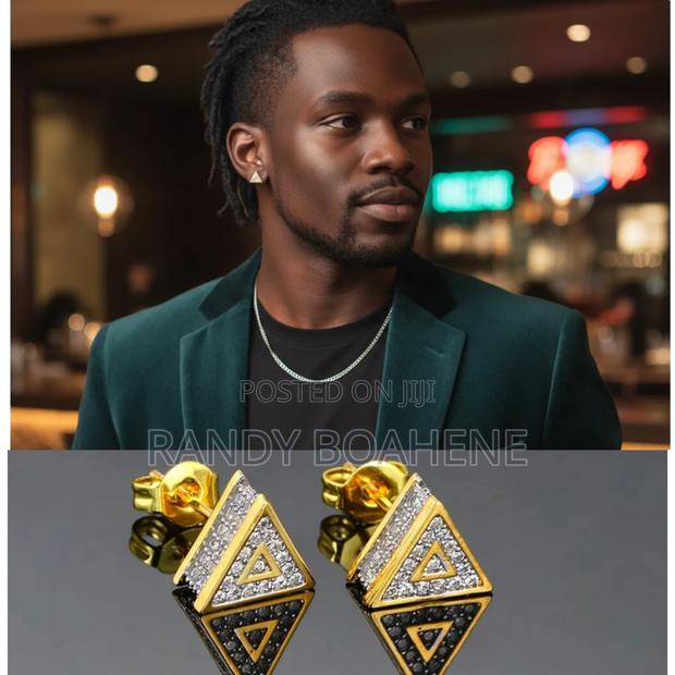 Men Triangle Shaped Stud Earring · Photo 4