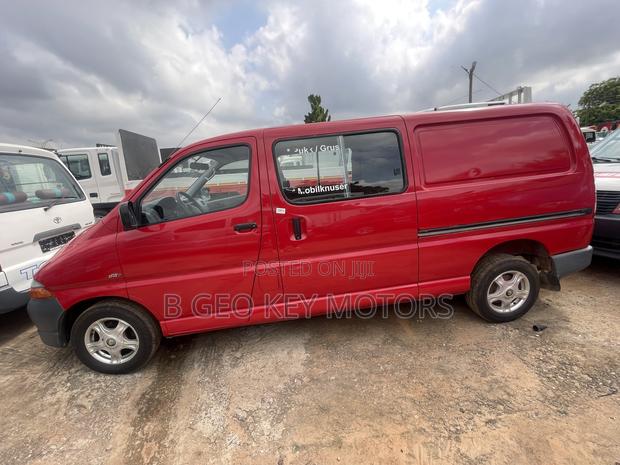 Toyota HiAce 2010 Red photo 2