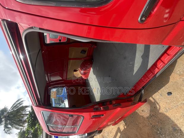 Toyota HiAce 2010 Red photo 7