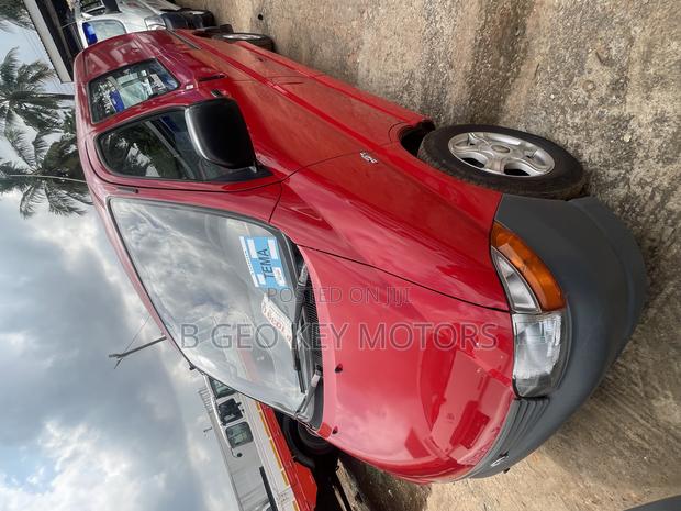 Toyota HiAce 2010 Red photo 3