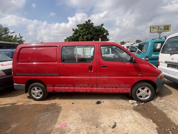 Toyota HiAce 2010 Red photo 4