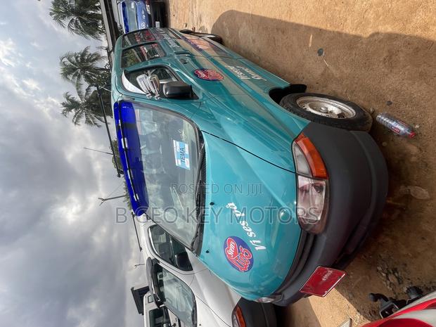 Toyota HiAce 2010 photo 2