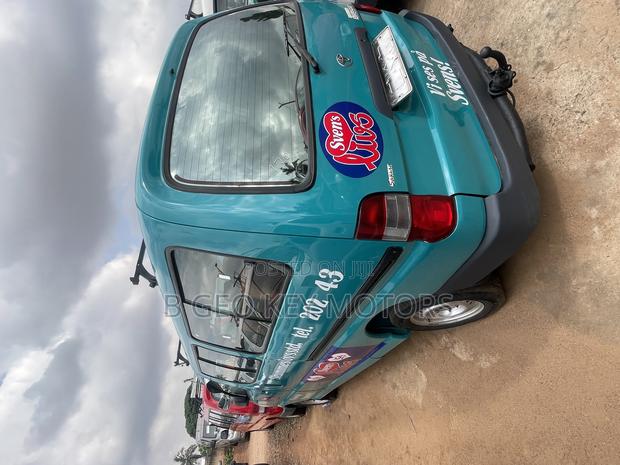 Toyota HiAce 2010 photo 6