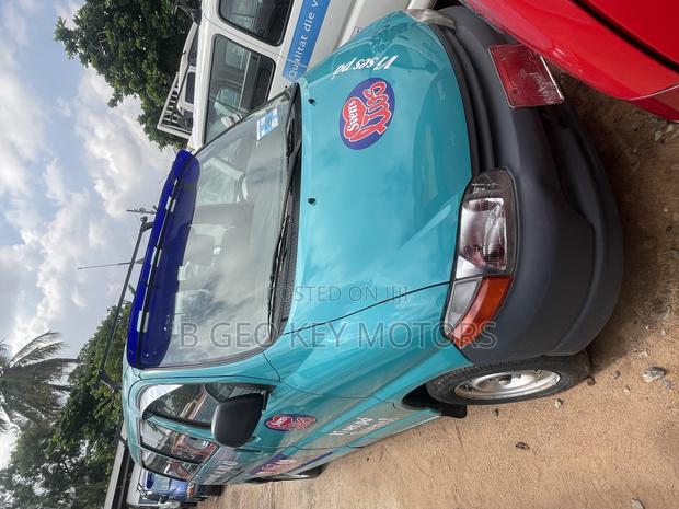 Toyota HiAce 2010 photo 8