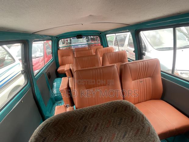 Toyota HiAce 2010 photo 4
