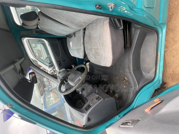 Toyota HiAce 2010 photo 5