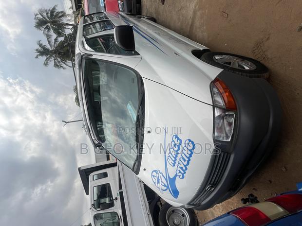 Toyota HiAce 2010 White photo 2