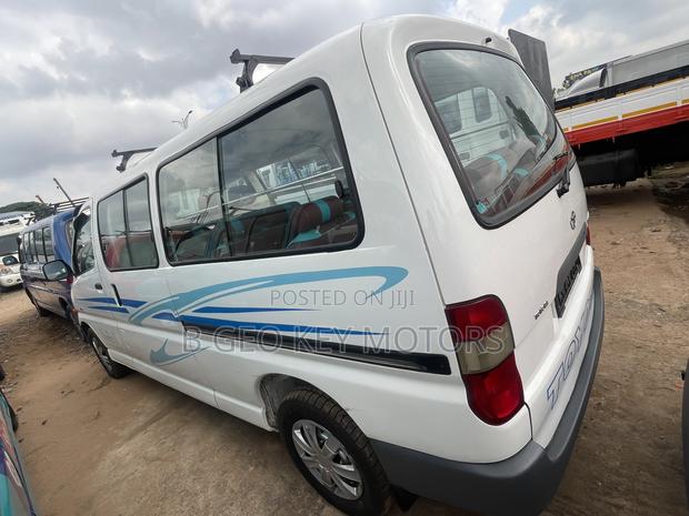 Toyota HiAce 2010 White photo 4