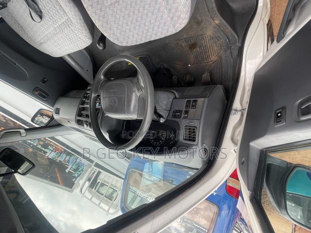 Toyota HiAce 2010 White photo 3