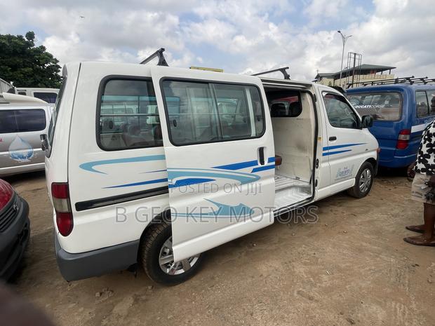 Toyota HiAce 2010 White photo 5