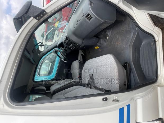 Toyota HiAce 2010 White photo 7