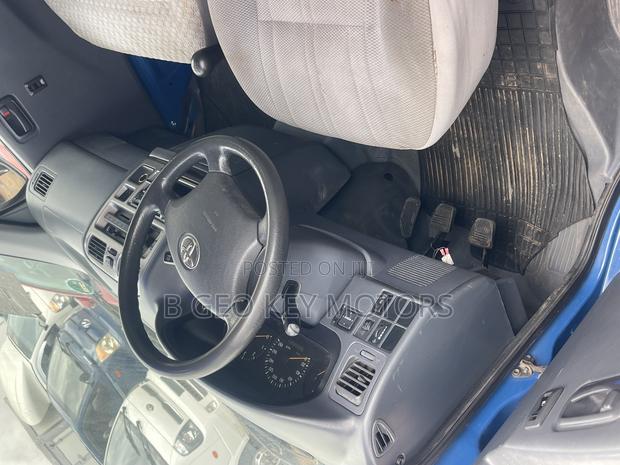 Toyota HiAce 2012 Blue photo 3