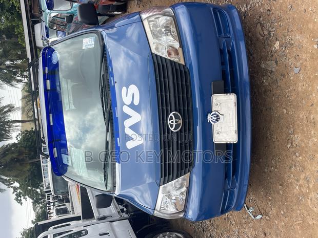 Toyota HiAce 2012 Blue photo 2
