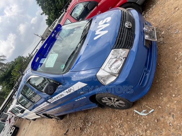 Toyota HiAce 2012 Blue