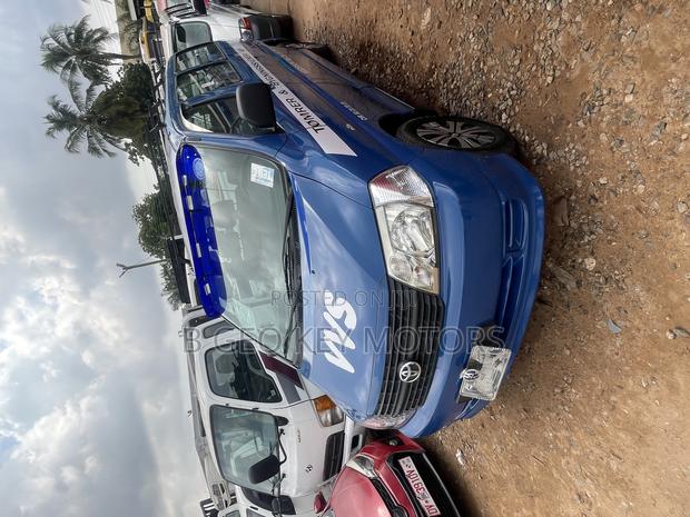 Toyota HiAce 2012 Blue photo 8