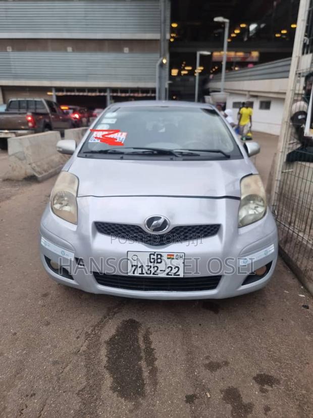 Toyota Vitz 2010 Silver