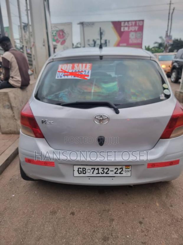Toyota Vitz 2010 Silver