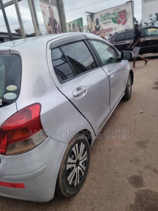 Toyota Vitz 2010 Silver