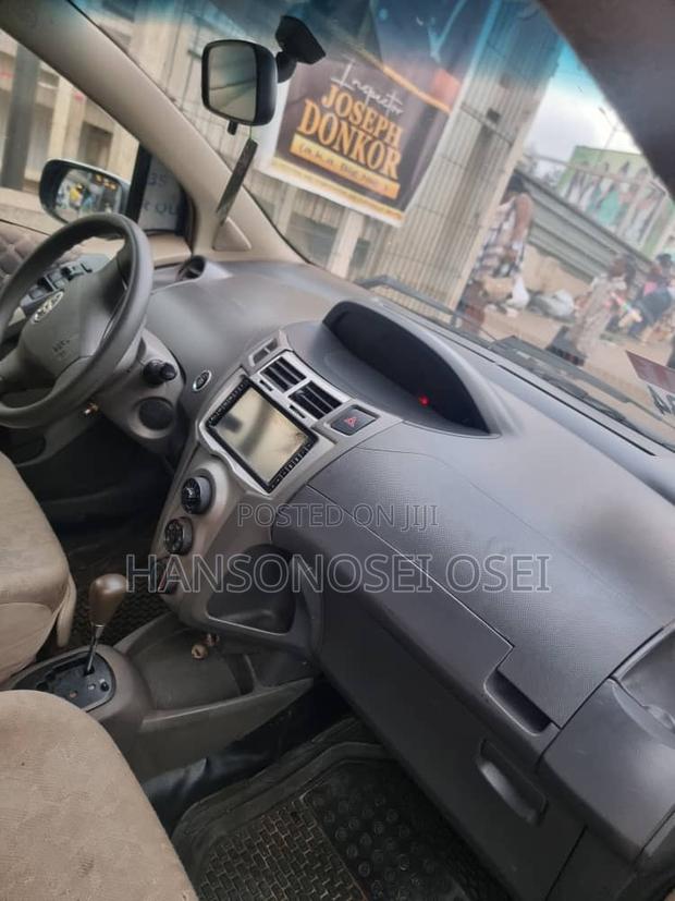 Toyota Vitz 2010 Silver