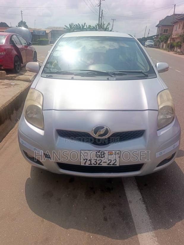 Toyota Vitz 2010 Silver