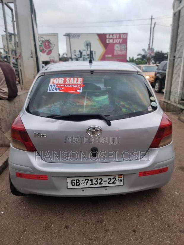 Toyota Vitz 2010 Silver