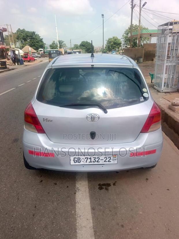 Toyota Vitz 2010 Silver