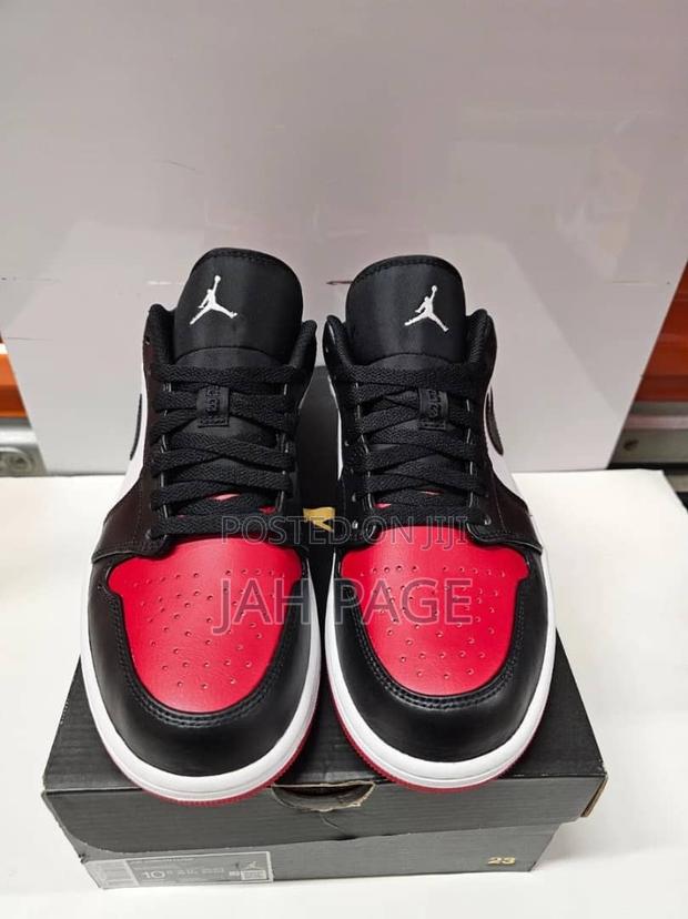 Jordan 1 Low Bred Toe Sneakers photo 2