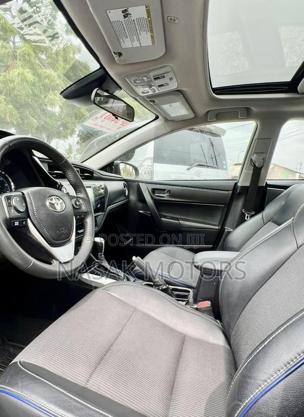 Toyota Corolla SE (1.8L 4cyl 6M) 2018 Silver photo 3