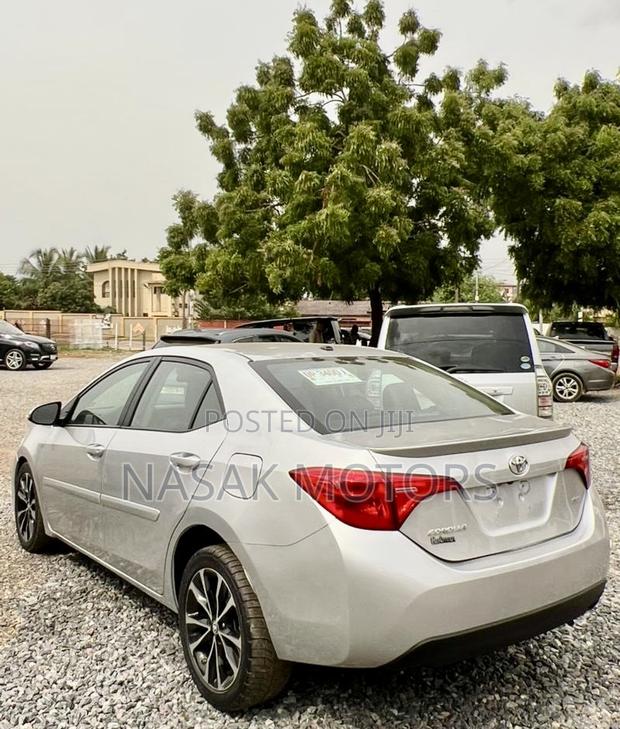 Toyota Corolla SE (1.8L 4cyl 6M) 2018 Silver photo 6