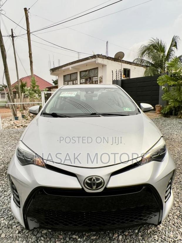 Toyota Corolla SE (1.8L 4cyl 6M) 2018 Silver