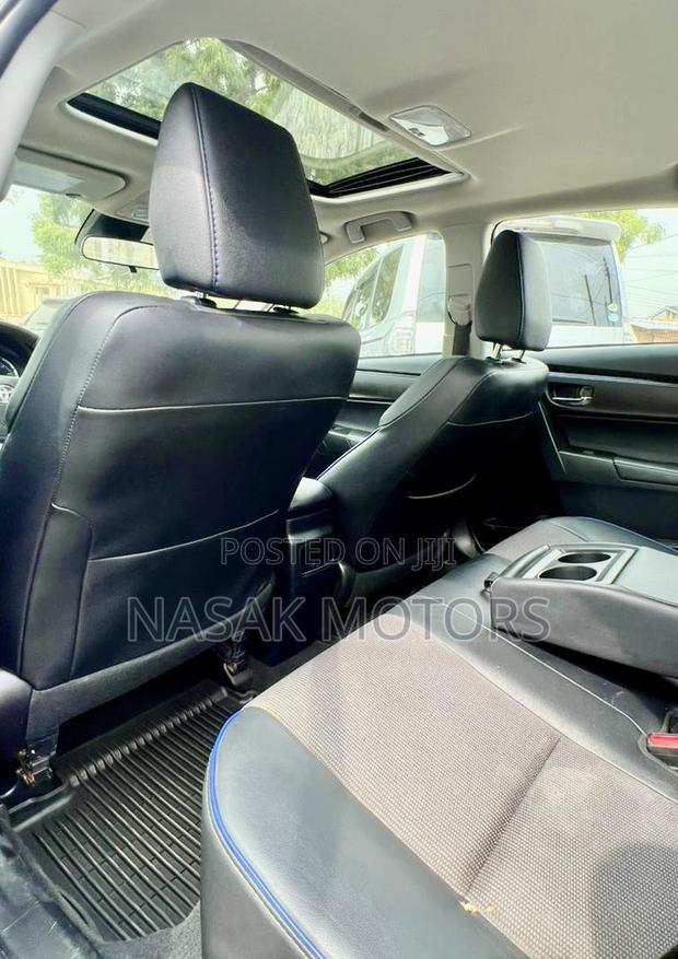 Toyota Corolla SE (1.8L 4cyl 6M) 2018 Silver photo 5