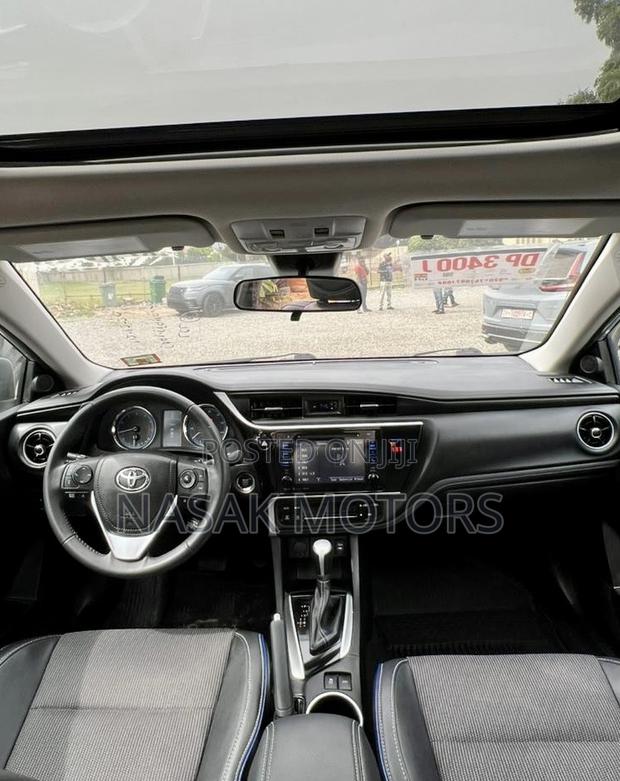 Toyota Corolla SE (1.8L 4cyl 6M) 2018 Silver photo 4
