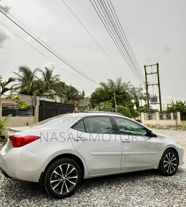 Toyota Corolla SE (1.8L 4cyl 6M) 2018 Silver photo 7