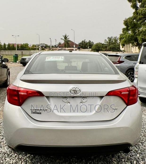 Toyota Corolla SE (1.8L 4cyl 6M) 2018 Silver photo 8