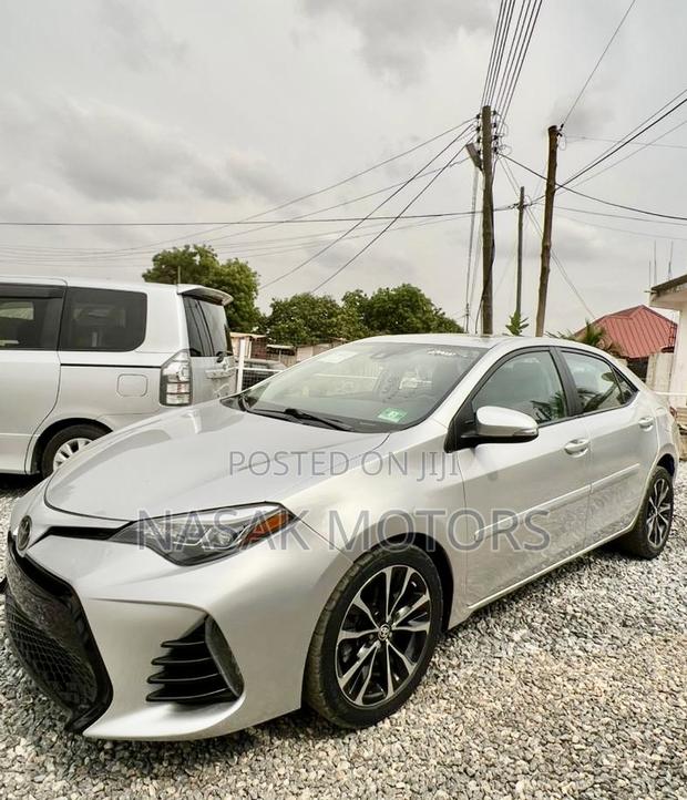 Toyota Corolla SE (1.8L 4cyl 6M) 2018 Silver photo 2