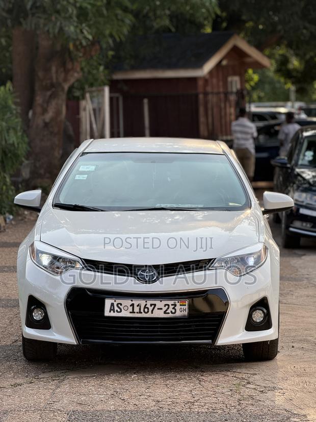 Toyota Corolla LE 4dr Sedan (1.8L 4cyl CVT) 2015 White