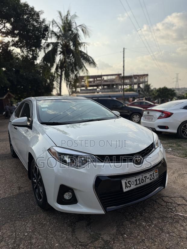 Toyota Corolla LE 4dr Sedan (1.8L 4cyl CVT) 2015 White