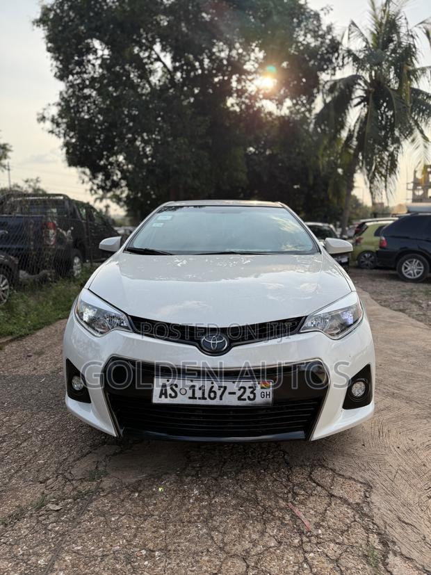 Toyota Corolla LE 4dr Sedan (1.8L 4cyl CVT) 2015 White