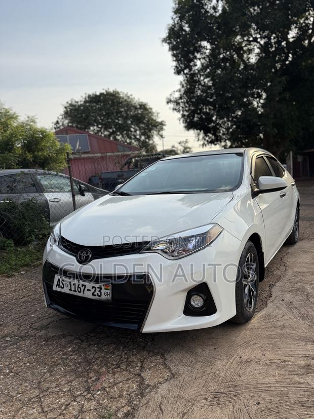 Toyota Corolla LE 4dr Sedan (1.8L 4cyl CVT) 2015 White