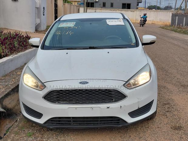 Ford Focus SE 4dr Sedan (2.0L 4cyl 5M) 2015 White