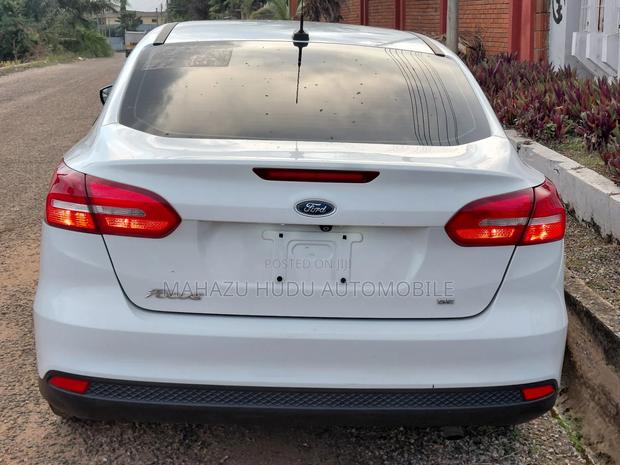 Ford Focus SE 4dr Sedan (2.0L 4cyl 5M) 2015 White