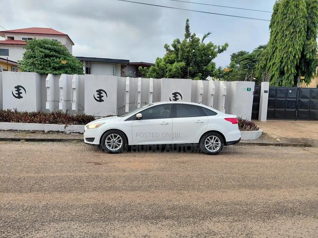Ford Focus SE 4dr Sedan (2.0L 4cyl 5M) 2015 White