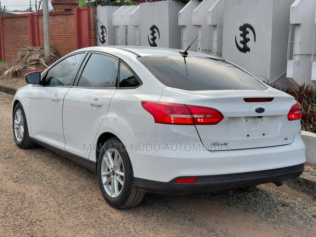 Ford Focus SE 4dr Sedan (2.0L 4cyl 5M) 2015 White