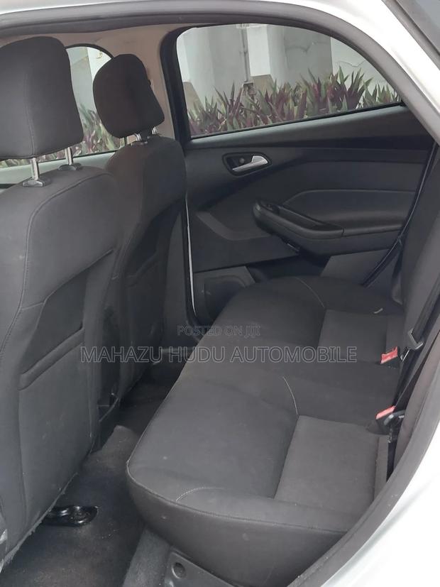 Ford Focus SE 4dr Sedan (2.0L 4cyl 5M) 2015 White